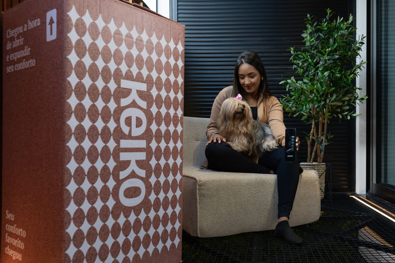 poltrona-puff-keiko-boucle-bege-mulher