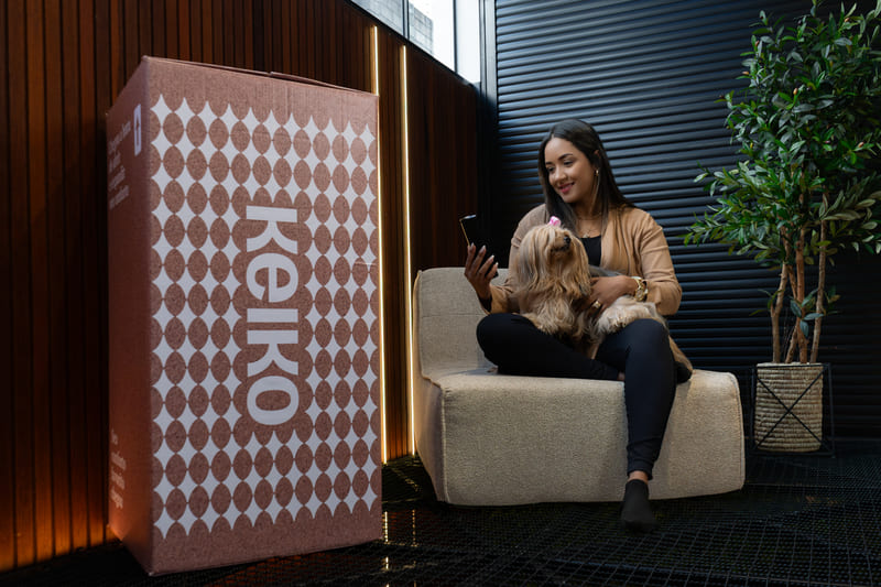 poltrona-puff-keiko-boucle-bege-mulher-caixa