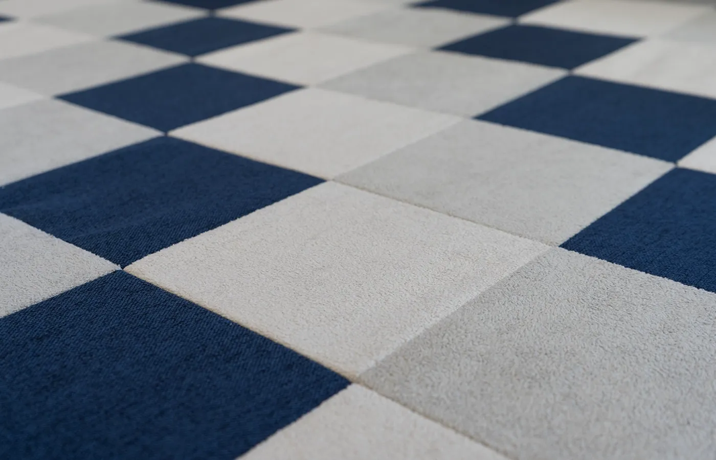 tapete-keiko-mosaico-almofadado-azulmarinho-detalhes