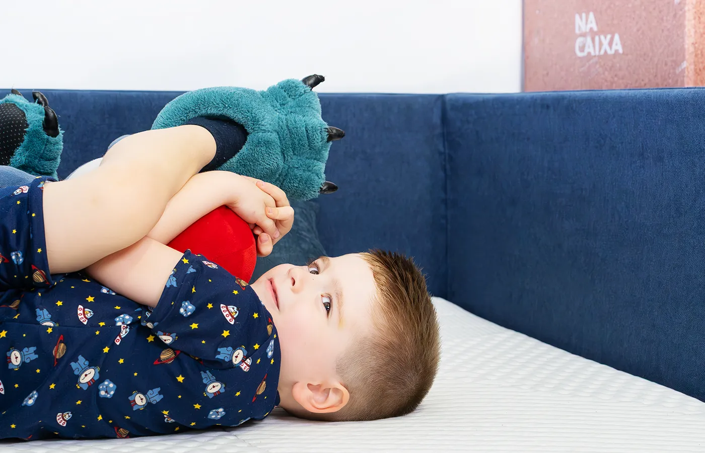 cama-montessoriana-keiko-aconchego-solteiro-azulmarinho-crianca