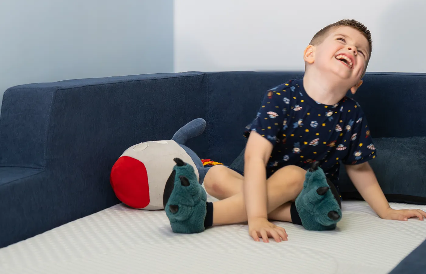 cama-montessoriana-keiko-aconchego-solteiro-azulmarinho-crianca