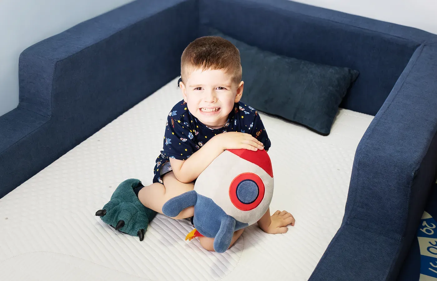 cama-montessoriana-keiko-aconchego-solteiro-azulmarinho-crianca